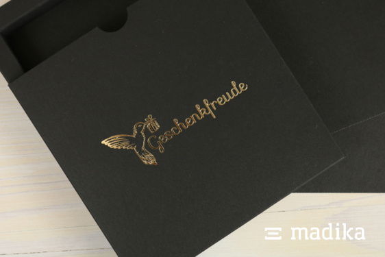 Geschlossene Schiebeschachtel aus schwarzem Naturkarton Geschlossene Schiebeschachtel aus schwarzem Naturkarton