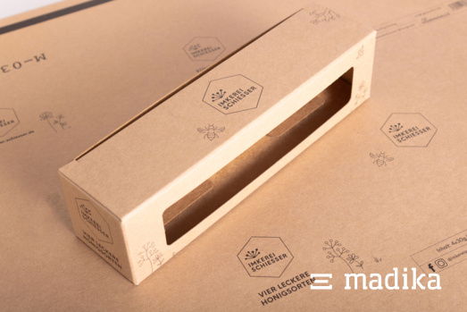 Der Andruck kann als Druckbogen oder Schachtel bestellt werden. Andruck einer Schachtel aus braunem Naturkarton