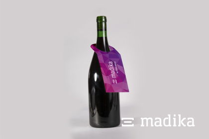 Der Flaschenanhänger klassisch hat eine gerade Unterkante Flaschenanhänger klassisch von madika.de