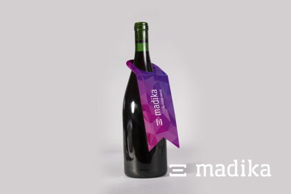 Der Flaschenanhänger elegant hat zwei Spitzen an der Unterseite. Flaschenanhänger elegant von madika.de