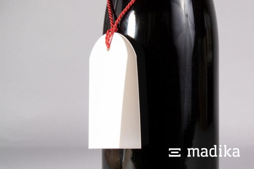 Die Geschenkanhänger sind auch für Flaschen geeignet. Unbedruckter Geschenkanhänger madika.de