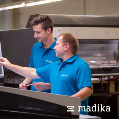 An der Offsetdruckmaschine in unseren Produktionsgebäuden. Offsetdruck bei madika