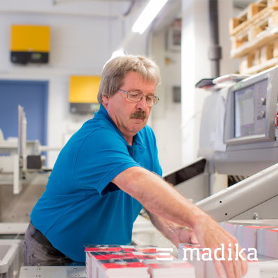 In der Weiterverarbeitung passieren nach dem Druck und dem Stanzen alle weiteren Verarbeitungsschritte. Weiterverarbeitung bei madika
