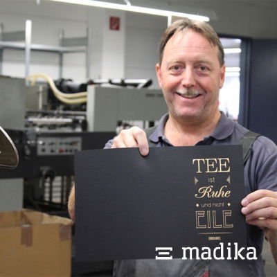 Nicht nur drucken, auch veredeln können unsere erfahrenen Produktionsmitarbeiter! Veredelung in der Verpackungsdruckerei madika