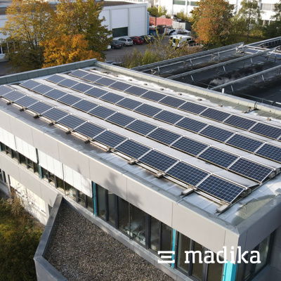 So sieht unsere Faltschachteldruckerei von oben mit der Photovoltaikanlage aus. Faltschachteldruckerei madika von oben mit Photovoltaikanlage