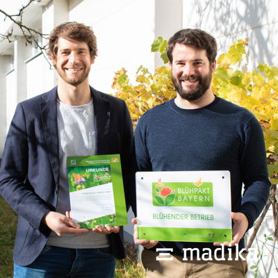Die Geschäftsführer von madika.de, Xaver und Josef Egger, mit der Urkunde vom Land Bayern als "Blühender Betrieb". Die Geschäftsführer von madika.de