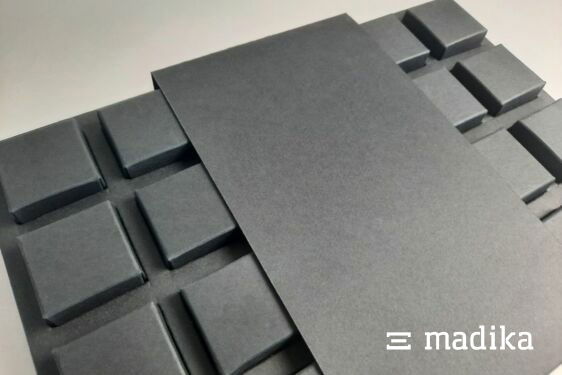 Muster eines Adventskalenders aus schwarzem Naturkarton. Unbedruckter Adventskalender aus schwarzem Karton