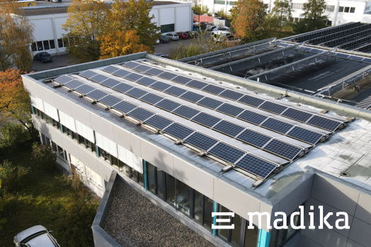 Drohnenbild mit unserer Photovoltaikanlage auf dem Dach. Drohnenbild von der Druckerei EGGER DRUCK & MEDIEN