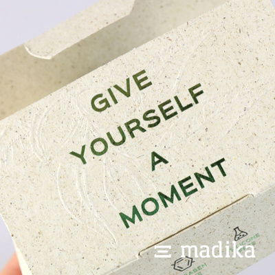 Grüne Heißfolienprägung über einer Blindprägung - suchen Sie solch eine edle Kombination, sprechen Sie bitte unsere Kundenbetreuer:innen direkt an! Seifenverpackung mit Heißfolienprägung