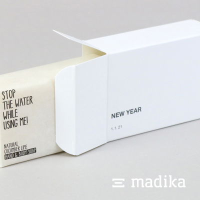 Weiße, minimalistisch bedruckte Seifenschachtel, die ganz im Einklang mit der Seife gestaltet wurde. Weiße Seifenverpackung