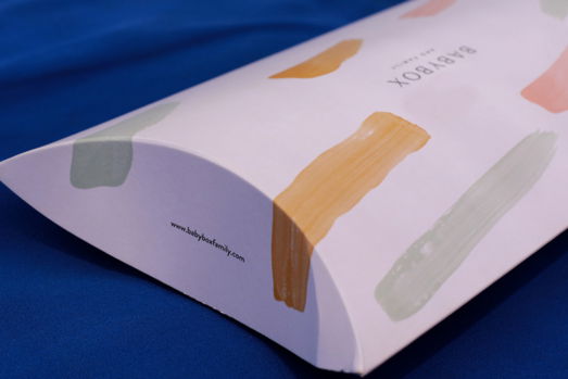 Reduziertes Design auf den Kissenschachteln für "Babybox" Kissenschachtel bedruckt für "Babybox"
