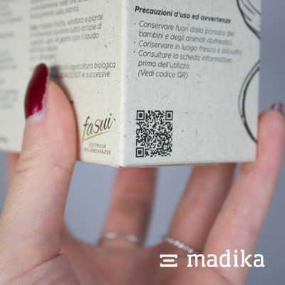 Eine Faltschachtel von madika.de aus Graspapier mit QR-Code. madika-Faltschachtel Graspapier bedruckt QR-Code