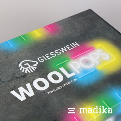 Eine bunte Klappschachtel von madika.de im 60er-Jahre-Stil. madika-Klappschachtel 60er-Stil