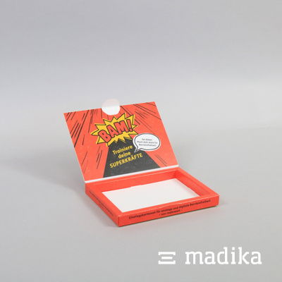 Eine Klappschachtel mit Hohlwand von madika.de in buntem Comic-Stil. madika-Klappschachtel Hohlwand