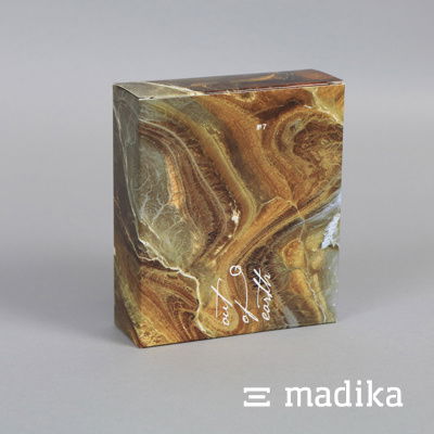 Eine Faltschachtel von madika.de mit Faux-3D-Grafik. madika-faltschachtel 3D-Effekt