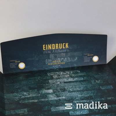 Eine Mappe von madika.de mit Faux-3D-Grafik. madika-Mappe 3D-Effekt