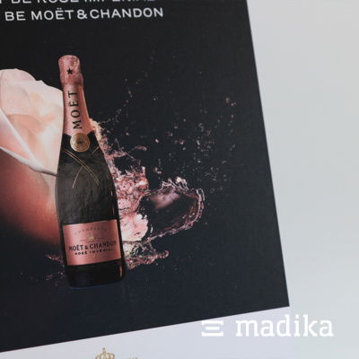 Eine Verpackung von madika.de mit 3D-Effekt. madika-Verpackung Faux-3D-Grafik