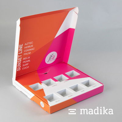Eine Klappschachtel von madika.de mit maximalistisch bedrucktem Inlay. madika-Klappschachtel Inlay