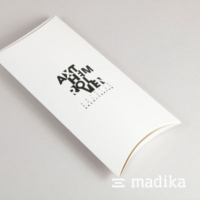 Eine Kissenschachtel von madika.de mit extravagantem Textdesign. madika-Kissenschachtel Textdesign