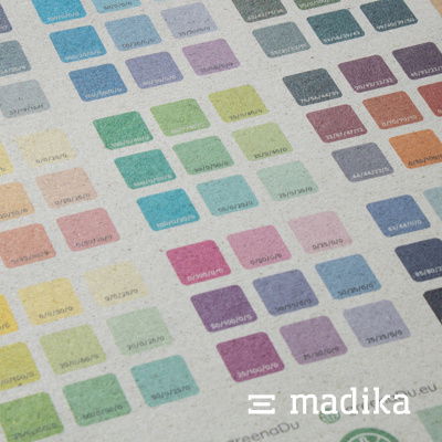 Insbesondere bei hellen Tönen scheint die Farbe und Oberflächenstruktur des Graskartons durch. Bedruckungsfelder auf Graskarton