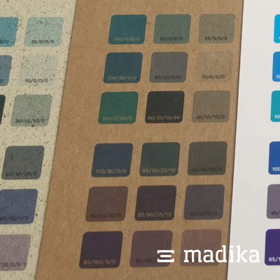 So unterschiedlich wirken dieselben Blautöne auf den einzelnen Kartonsorten. Blauer Druck auf unterschiedlichen Materialien