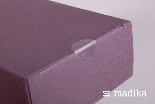 Klebepunkt auf lila Schachtel Klebepunkt auf lila Schachtel