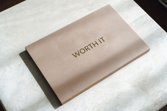 Braune Naturkartonschachteln können perfekt mit Veredelungen kombiniert werden. Naturkartonschachtel geschlossen mit Veredelungen