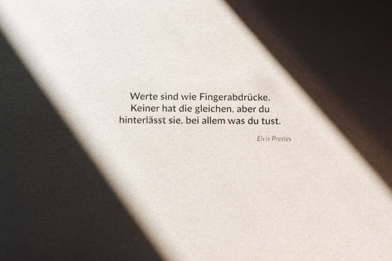 Der Schachteldeckel der Magnetschachtel wurde mit einer Botschaft geprägt. Schachteldeckel mit Prägung