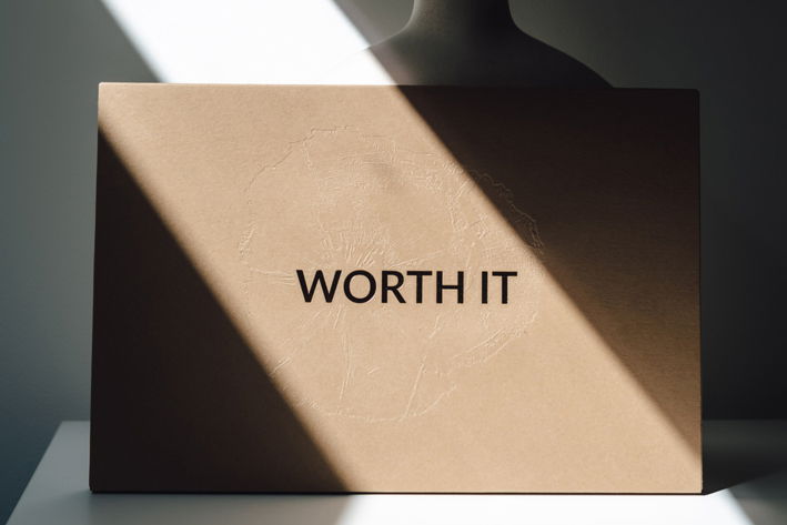 Für eine Kombination aus Heißfolienprägung und Blindprägung sprechen Sie uns bitte an - unser Serviceteam freut sich auf Sie! Logo auf Magnetschachtel mit Heißfolienprägung perfekt in Szene gesetzt