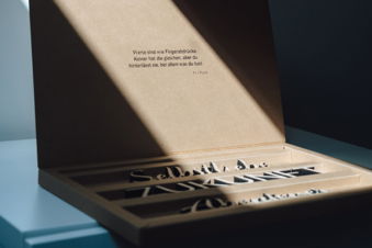 Elegantes Spiel aus Licht und Schatten setzt diese geöffnete Magnetschachtel in Szene. Offene Magnetschachtel mit Holzwerten