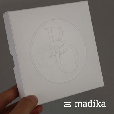 Eine Stülpschachtel von madika.de mit haptischer Blindprägung. Stülpschachtel von madika.de mit Blindprägung