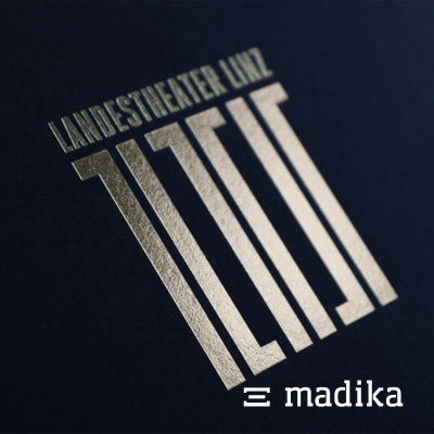 Silberne Heißfolienprägung von madika.de für Textdesign. Silberne Heißfolienprägung von madika.de