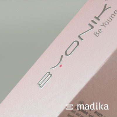 Silberne Heißfolienprägung von madika.de kombiniert mit haptischer Blindprägung. Silberne Heißfolienprägung von madika.de
