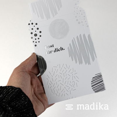 Versandtasche mit Heißfolienprägung in Silber. Versandtasche mit Heißfolienprägung Silber