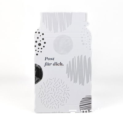 Elegante Versandhülle in Schwarz-Weiß. Versandhülle bedruckt in Schwarz-Weiß