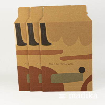 Nachhaltige Versandtasche mit bunter Bedruckung. Nachhaltige Versandtasche mit bunter Bedruckung