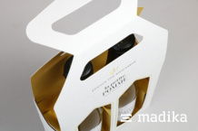 Tragegriffschachtel als Flaschenverpackung für zwei kleine Flaschen Tragegriffschachtel als Flaschenverpackung für zwei kleine Flaschen