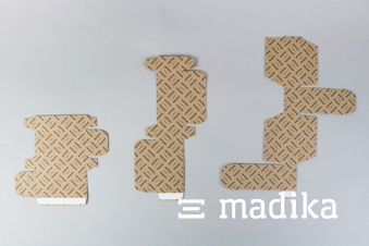 So verändert sich die Größe der Klebelasche, wenn die Höhe der Schachtel variiert. 3 flachliegende Faltschachteln mit unterschiedlichen Klebelaschen