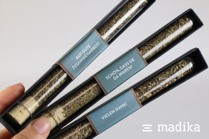 Passgenauigkeit in Kombination mit Produktaufklebern 3 kleine Gewürzgläschen in schwarzer Verpackung mit Aufkleber