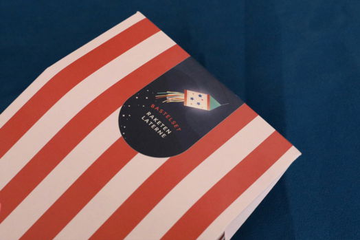 Beutelschachtel mit Aufkleber, der als Verschluss und Produktschild dient Beutelschachtel mit Aufkleber, der als Verschluss und Produktschild dient