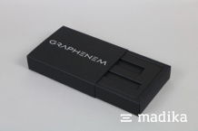 Elektronikverpackung  aus schwarzem Naturkarton mit veredeltem Logo auf dem Deckel Schwarze Elektronikverpackung  mit Veredelung