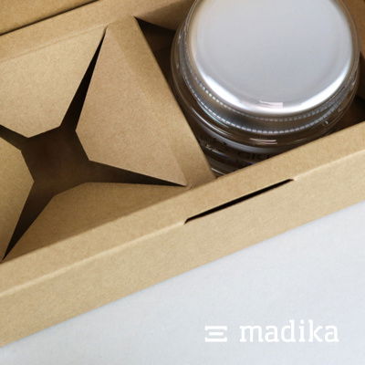 Braune Klappschachtel mit Inlay, welches nach unten gedrückt wird Braune Klappschachtel mit Inlay, welches nach unten gedrückt wird