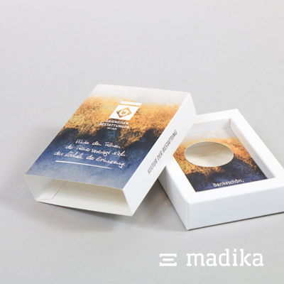 Ausgestanztes Inlay in einer Schiebeschachtel Ausgestanztes Inlay in einer Schiebeschachtel