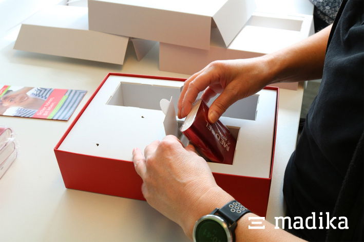 Bei der Konfektionierung legen wir Ihre Produkte in die von uns gefertigten Schachteln mit Inlays Einlegen eines Produktes in eine Schachtel