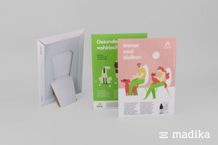 Drei bunt bedruckte Tischaufsteller aus Pappe Drei bunt bedruckte Tischaufsteller aus Pappe