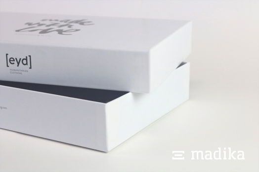 Überzogene Stülpschachtel mit schwarzem Druck Überzogene Stülpschachtel mit schwarzem Druck