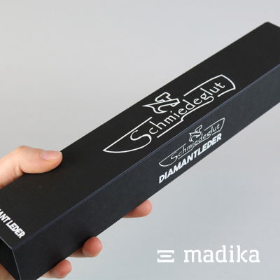 Schwarze Faltschachtel mit weißem Druck Schwarze Faltschachtel mit weißem Druck