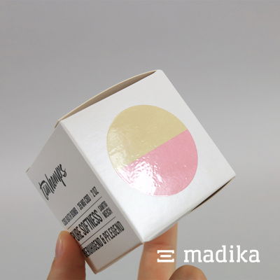 Faltschachtel mit partieller UV-Lackierung über der bedruckten Seite Faltschachtel für Badezusätze