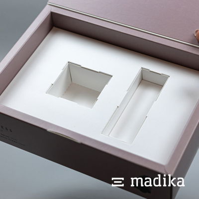 Individuelles Inlay für zwei Kosmetikprodukte Klappschachtel mit individuellem Inlay