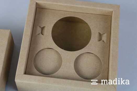 Braune Naturkartonverpackung mit Stanzungen Braune Naturkartonverpackung mit Stanzungen